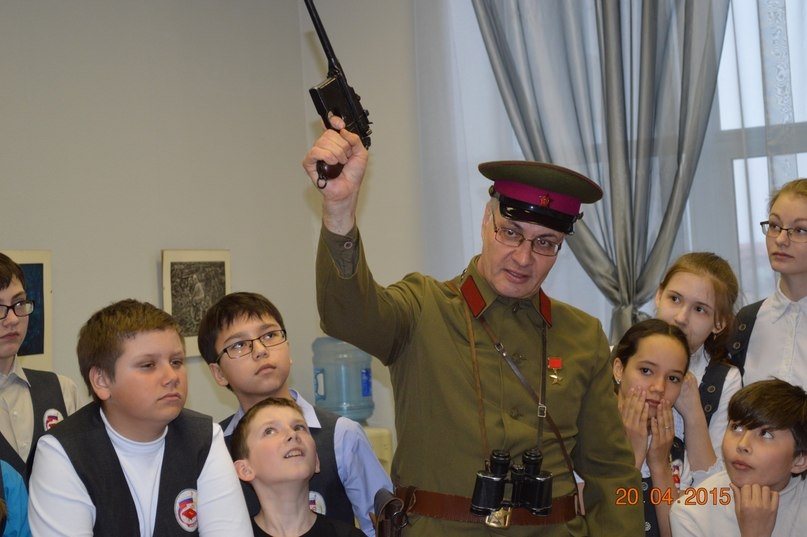 В РОЛИ ПОЛИТРУКА