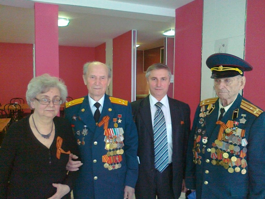 Коммунисты Дзержинского МО КПРФ поздравили ветеранов ВОВ