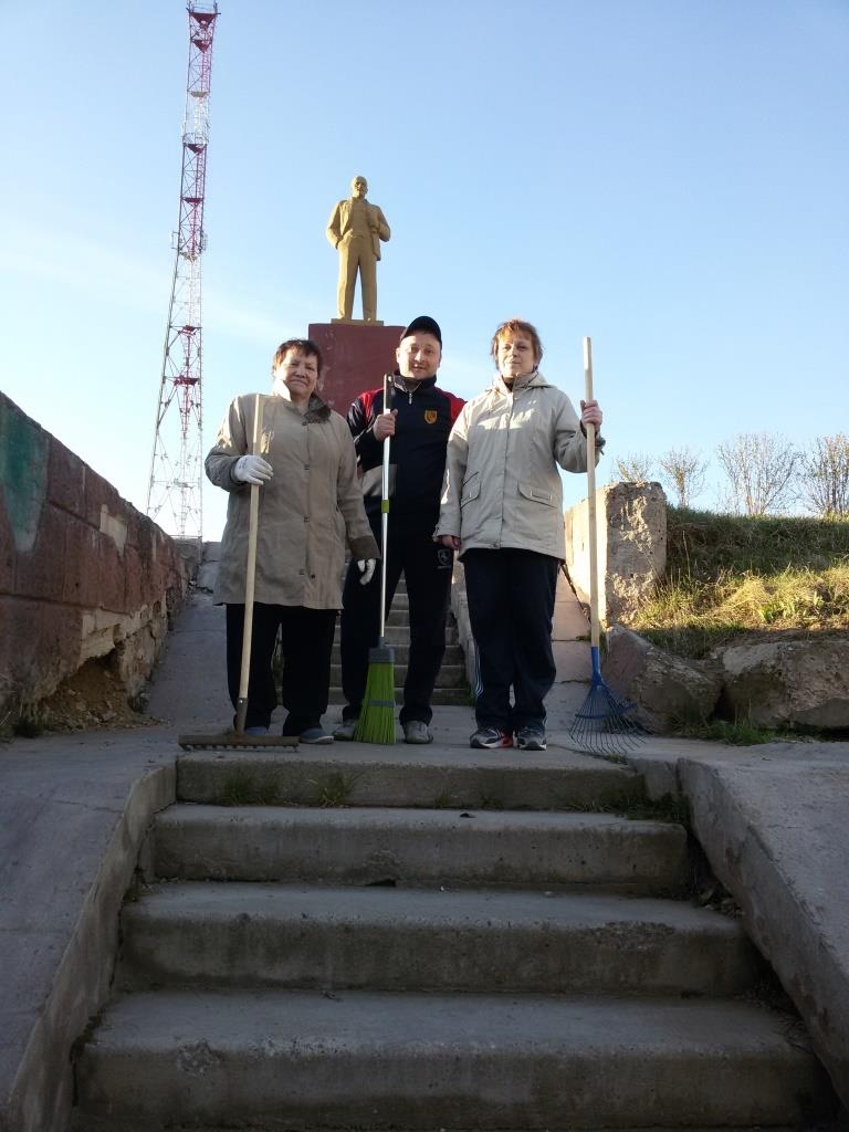 Субботник у памятника В.И. Ленину в Горнозаводске