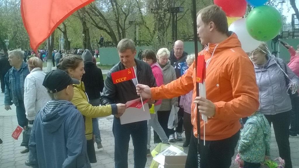 ЖИТЕЛИ КИРОВСКОГО РАЙОНА ПЕРМИ ВЫСТРОИЛИСЬ В ОЧЕРЕДЬ ЗА КРАСНЫМИ ФЛАГАМИ И ГАЗЕТАМИ 1945 ГОДА!