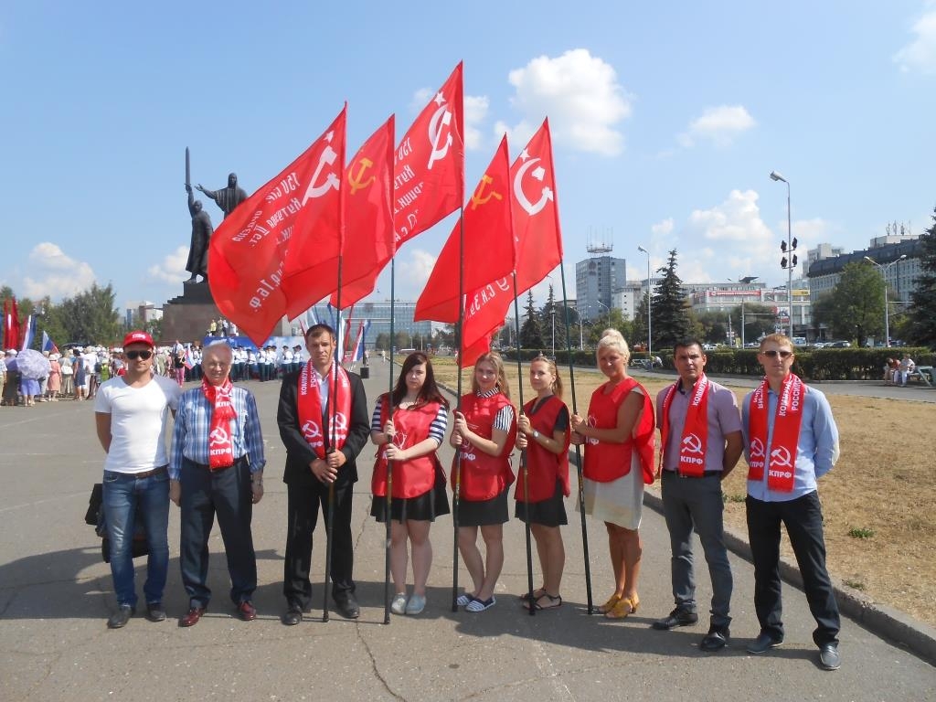 Торжественное возложение цветов к памятнику «Героям фронта и тыла» в честь 73-ой годовщины победы в битве на Курской дуге