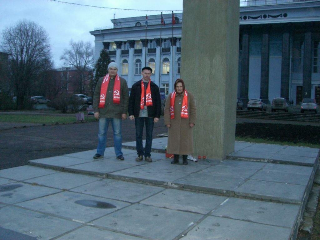 Возложение цветов к бюсту Ленина в день 100-летия Великой Октябрьской социалистической революции