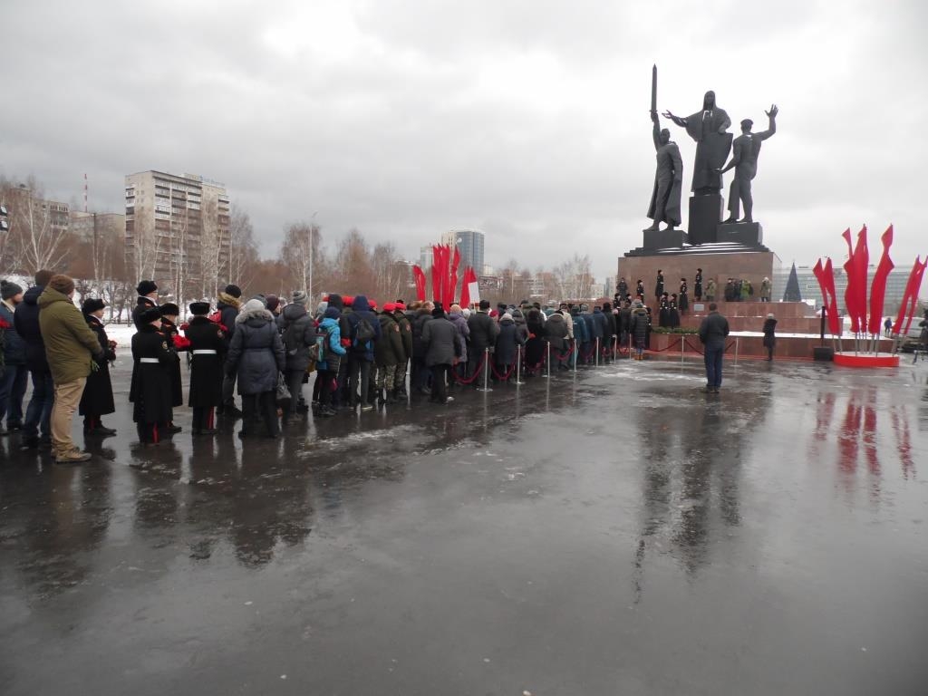 Делегация Пермского крайкома КПРФ приняла участие в церемонии возложения венков и цветов к монументу «Героям фронта и тыла от благодарных потомков», в честь Дня воинской славы
