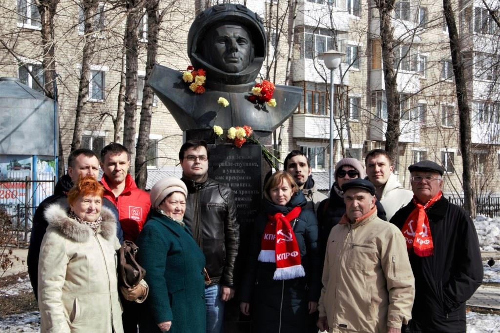 ЦВЕТЫ – ПЕРВОПРОХОДЦУ КОСМОСА!