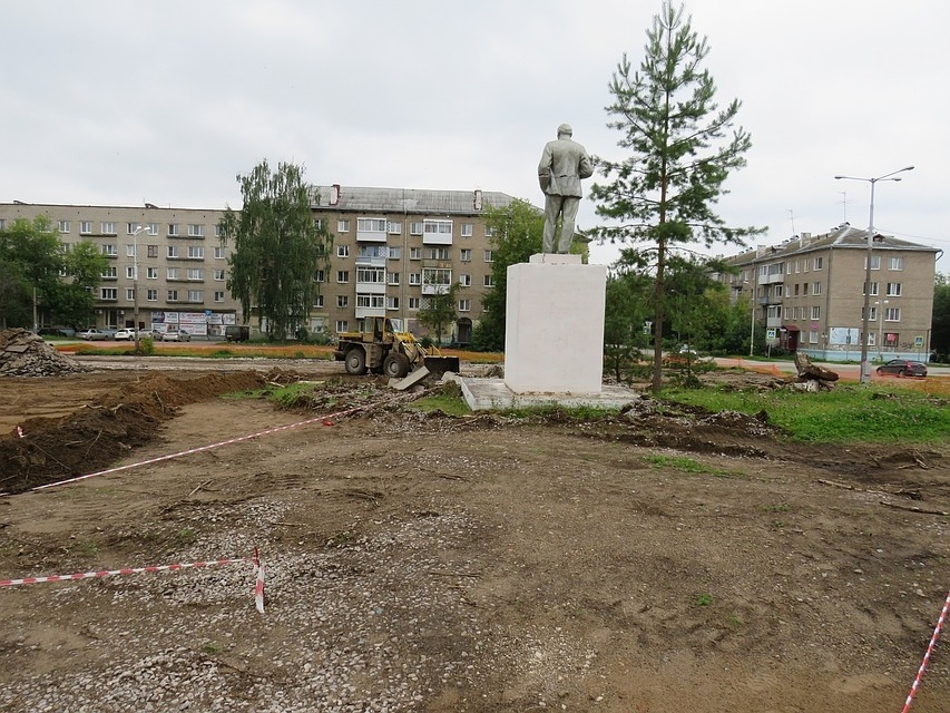 В Краснокамске рабочие сломали пополам памятник Ленину.