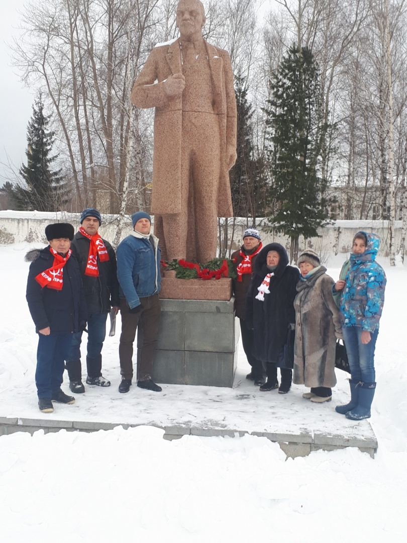 Коммунисты Кировского района г. Перми возложили цветы к монументу В.И. Ленина