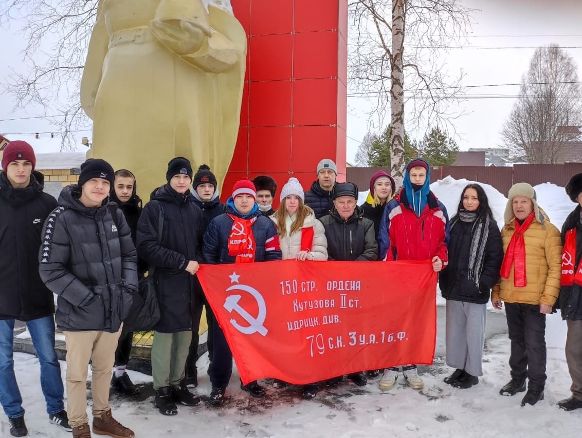 Возложение цветов в Добрянке к памятнику 