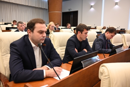 14 октября депутаты фракции КПРФ Николай Богатырев, Илья Власов и Владимир Мальчиков приняли участие в публичных слушаниях по проекту бюджета Пермского края на ближайшие три года.